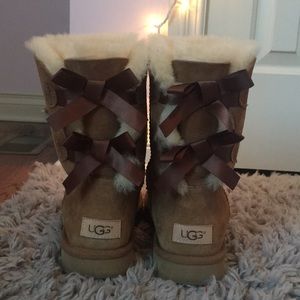 Short Bailey Bow Uggs!
